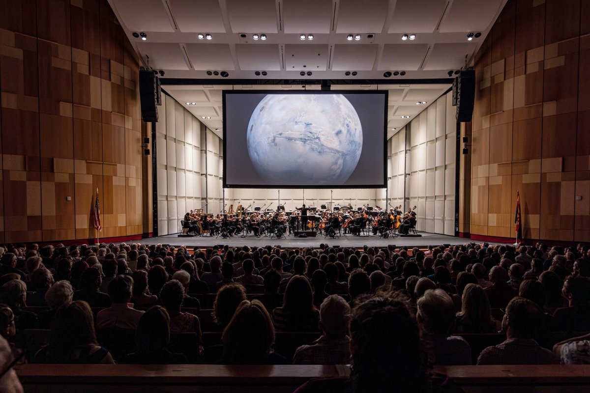 Looking back on my week in Phoenix! Many thanks to the <a href="/PhoenixSymphony/">The Phoenix Symphony</a> for such a wonderful concert. It was an honor to open the season for you and to share "The Planets" with the most welcoming audience ☀️ 🎶💕
📸: The Phoenix Symphony / Tavit Photography