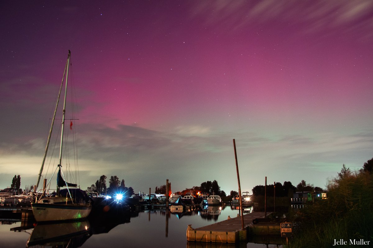 Een vleugje noorderlicht vanavond vanuit de Hattemse haven op een plek met eigenlijk te veel lichtvervuiling van Zwolle. De paarse gloed werd wel even met het oog zichtbaar.