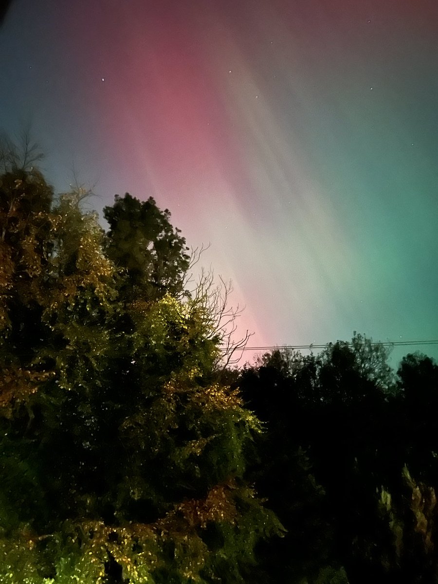 Incredible skies over Edinburgh tonight with those Northern Lights!!😍