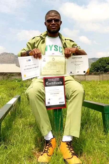 A year just passed by today 🎊🎉
Congratulations to me🌹🎊🎉