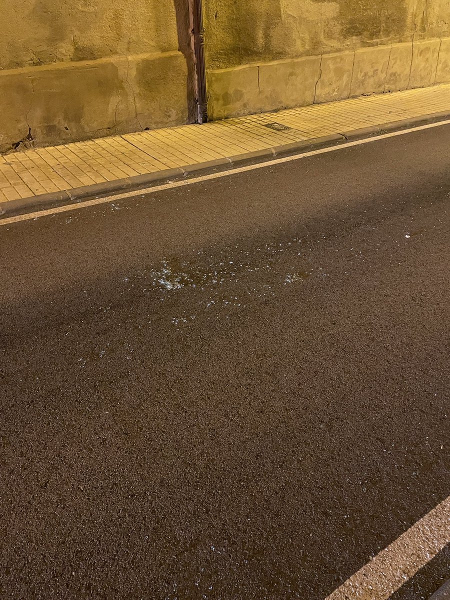 rubencomin's tweet photo. @Ayto_Soria Aviso!!! En la calle cortes, a la altura del n°7 hay cristales en la calzada que han caído del edificio. Tiene pinta de que puedan caer más con el peligro que supone… https://t.co/mezayo3Uq1