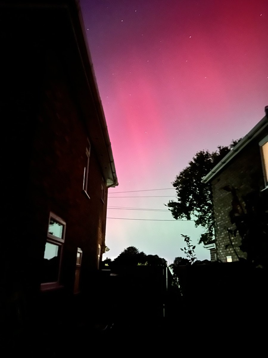 wrightyboyandy's tweet image. Sometimes it’s fun to look up at the stars and just wonder. @ProfBrianCox #aurora #cheshire #antrobus.