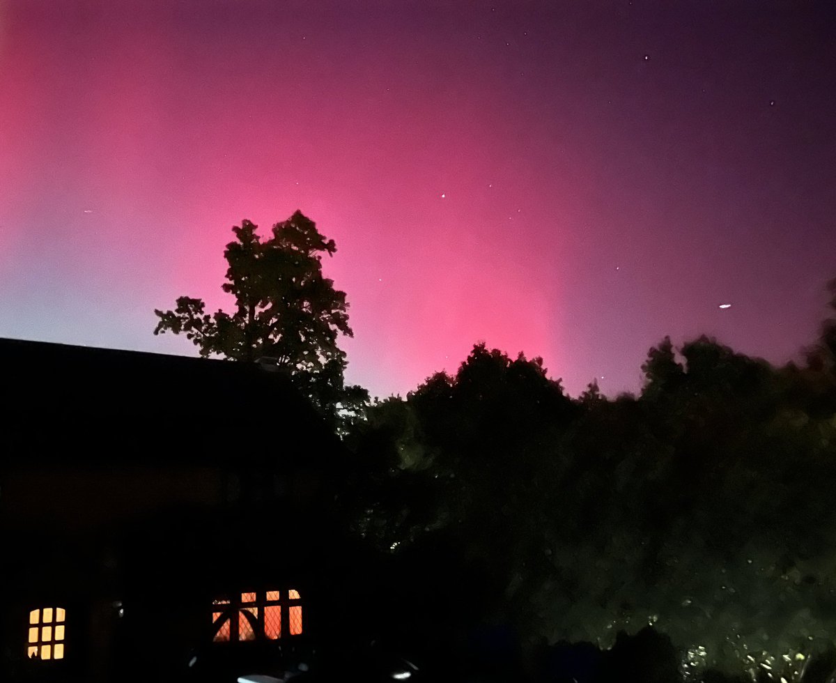 Aurora Borealis over our next door neighbours’ house in #EastGrinstead The horizontal white streak on the right is a Norwegian flight from Gatwick to Stavanger…