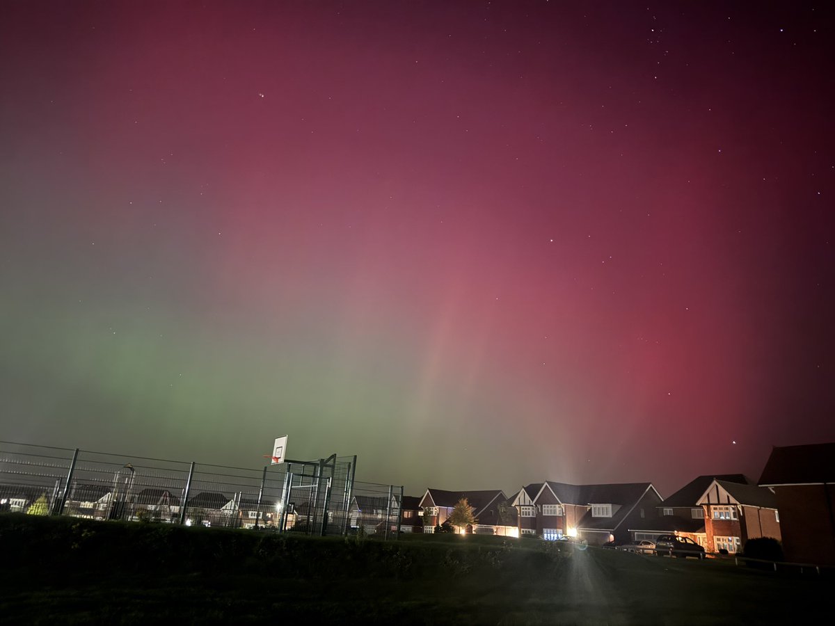 Casually hunting the aurora on a school night… in Leicester! 💫💫💫

#auroraborealis