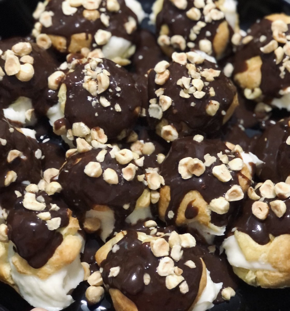 The art and I’m an artist 👩‍🎨 🎨

(Masterchef elemesini geçebilecek profiterolü yaptım🤤) (benc)