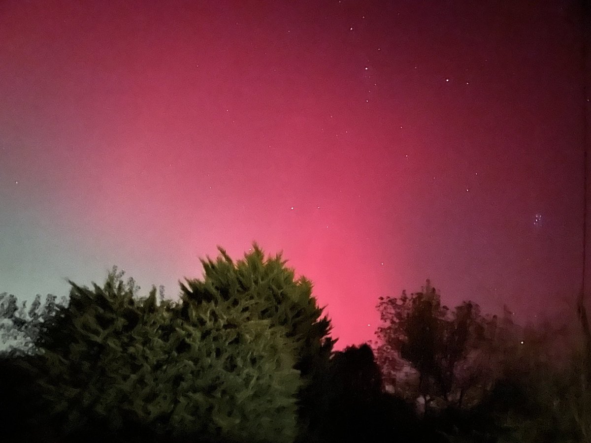 Quite extraordinary skies this evening in South Norfolk  #aurora