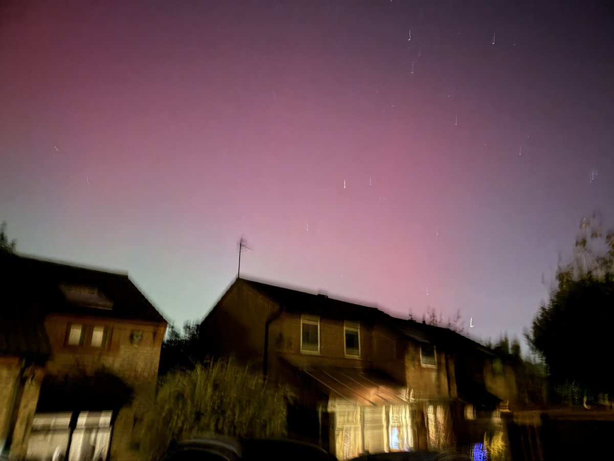 cliveblox's tweet photo. Northern lights over MK tonight https://t.co/955ArVHKaj
