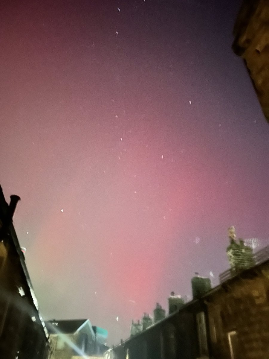 A lifetimes dream from my own back yard!! As someone who is severely allergic to the cold I thought I would never see this. At last!!! #nature #northernlights #crosshills #coldurticaria #coldanaphylaxis