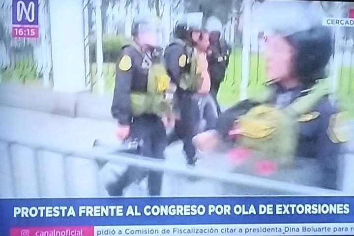 tu_choripam's tweet photo. ENTRE 7 POLICIAS DETIENEN A UN MANIFESTANTE, SIN EMBARGO A UN EXTRORCIONADOR AL DÍA SIGUIENTE LO DEJAN LIBRE.

AHORA DIRAN QUE ES TERRORISTA TAMBIÉN??
#ParoNacional https://t.co/FATfOvmM40