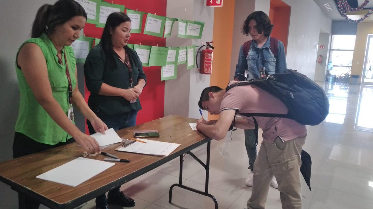 UNavojoa's tweet photo. Conmemorando el Día Mundial de la Salud Mental: 
📷Conferencia “La importancia de la Salud Mental en vida universitaria “
📷Impartido a las y los alumnos estudiantes
📷ITSON Sur , Navojoa.
📷 Se realizó un tendedero reflexivo ¿Qué puedes hacer para mantener tu salud mental ? https://t.co/01sX4nXcaQ