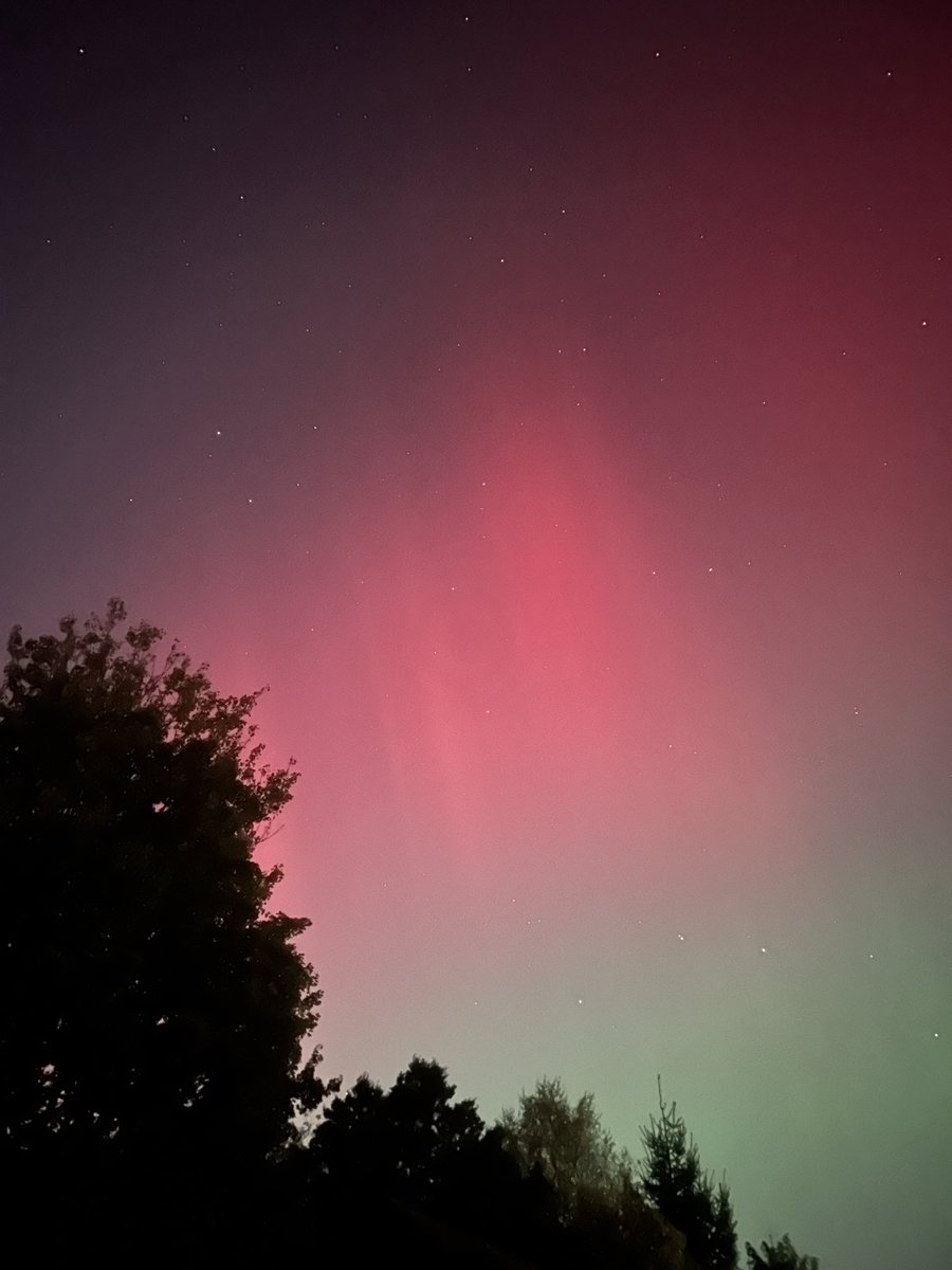 The #northernlights above #Glossop, #Derbyshire, right now. One of the most beautiful sights I’ve ever seen.