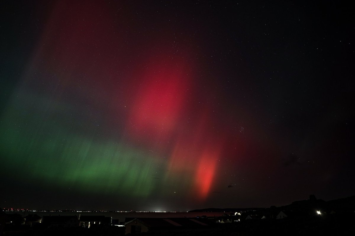 Strong aurora over Galway Bay tonight from Inis Oírr.  I can go to bed happy now!
