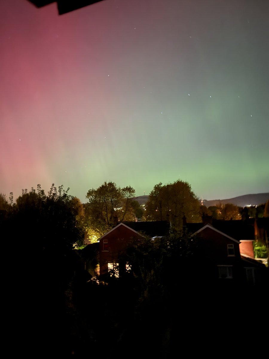 markos72118555's tweet photo. The Northern Lights from Belfast tonight #aurora #auroraaustralis #northernlights #belfast https://t.co/oLRIiaiShY