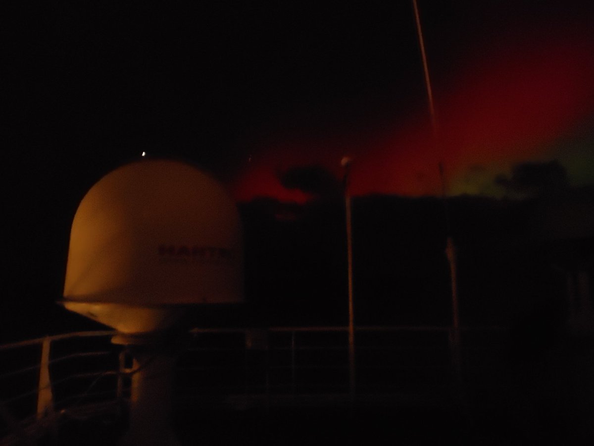 #northernlights from a moving ship, take 2
#Polarstern #NotQuiteArctic #NoEnhancement