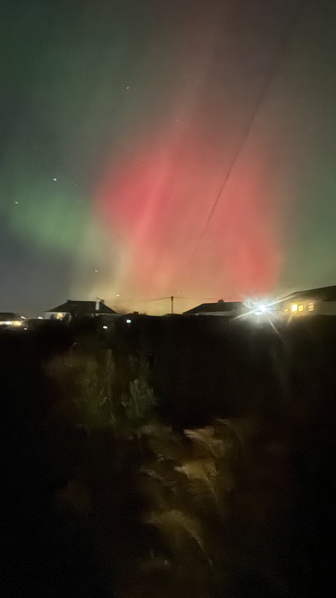 cgoodall21's tweet photo. Northern lights. Here in Edinburgh. ♥️ https://t.co/dM31k8HmOn