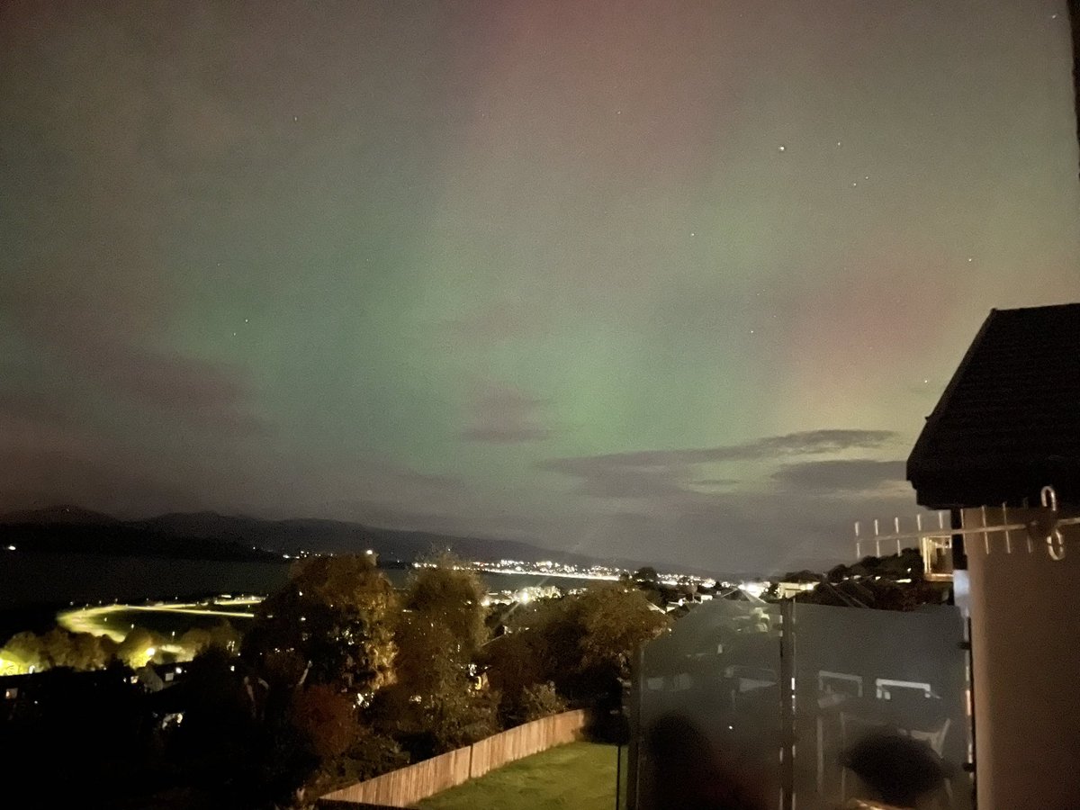 iainwhitecreat1's tweet photo. Northern Lights over Gourock and Greenock from the White House balcony @greenocktele @inverclyde @argyllandbute @abc_OCTF @MotherClub1801 @GreenockLassie @Clyde1News https://t.co/ythp9RMPwx
