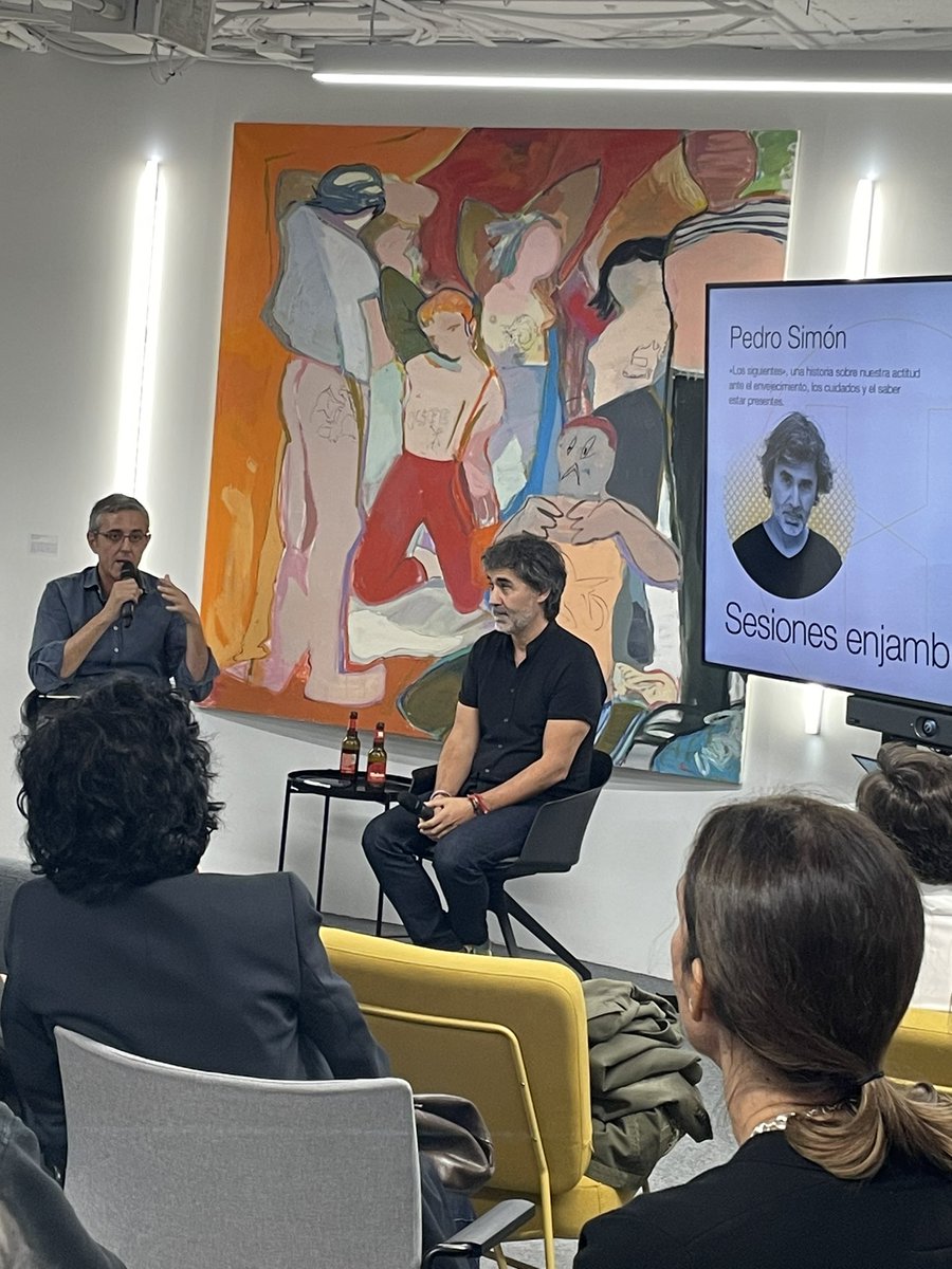 «El periodismo debería servir para des-etiquetar».

Pedro Simón en las legendarias “Sesiones enjambre” de <a href="/SomosHarmon/">Harmon</a>. Con unas cervezas, y muchos libros. Qué placer.