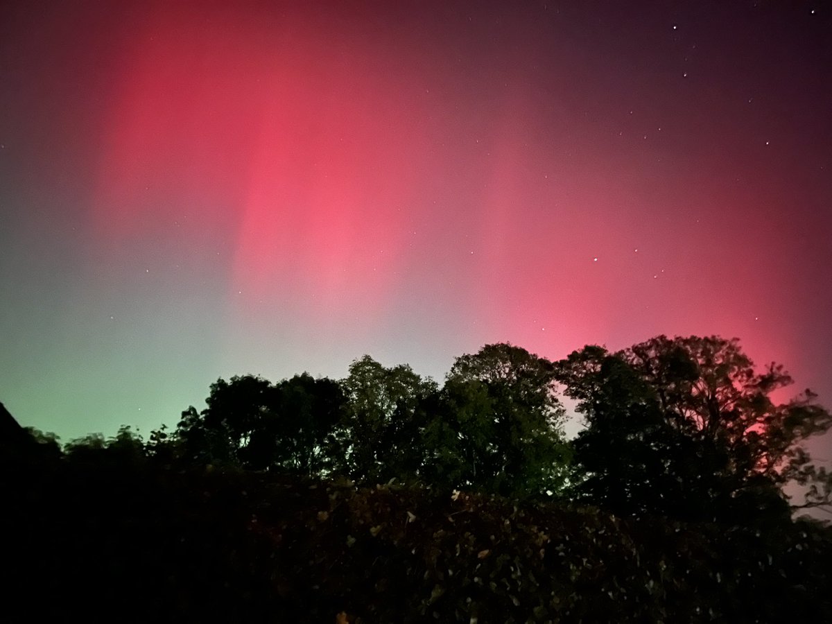 ProfNickEvans's tweet photo. Amazing Northern Lights above Worcester tonight... https://t.co/o62vjqAQzx
