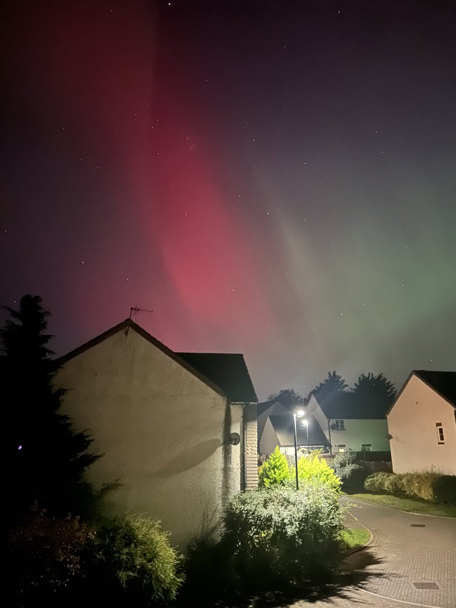 Green and red #aurora holding their own against the streetlights of Lancaster! #northernlights <a href="/bbcweather/">BBC Weather</a> <a href="/BBCNWT/">BBC North West</a> <a href="/liamdutton/">Liam Dutton</a>