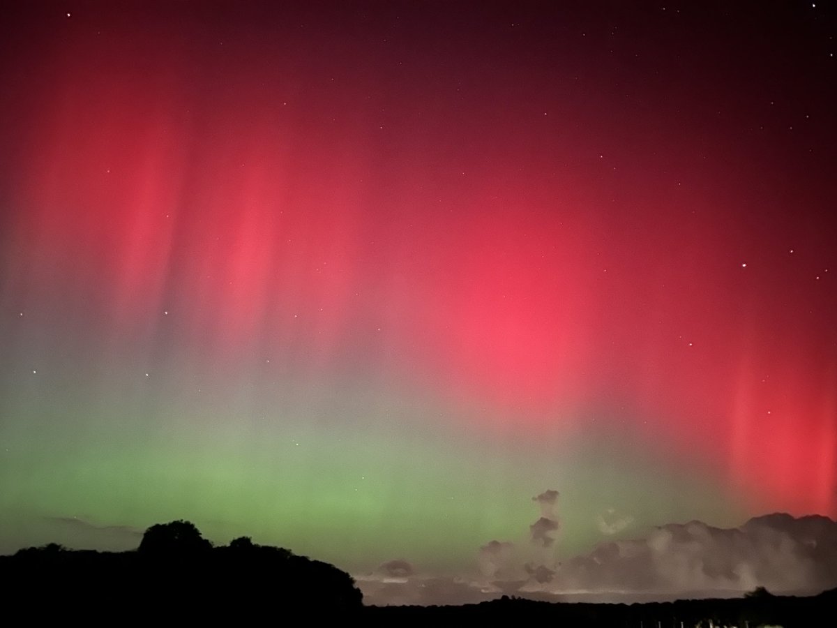 Northern lights above the Stour Valley, Kent, just after 10 this evening. #auroraborealis