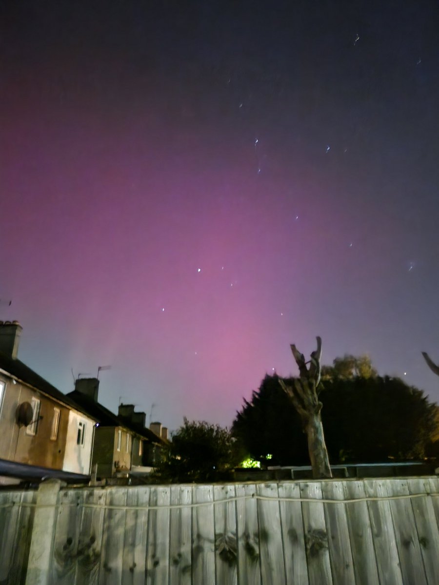 I was looking forward to the cold air as a break from the rain on the school runs, but cloudless skies in time for a second auroral display this year? Yes please! 8yro hadn't quite gone to sleep so I made him come see it too 😍 #NorthernLights