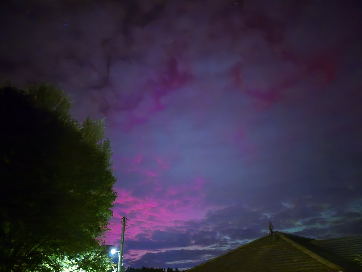 Shelly78's tweet photo. Saw them for the first time! There was a slight tint of red visible to the naked eye as well #aurora #forestofdean https://t.co/mxt8bpvtqh