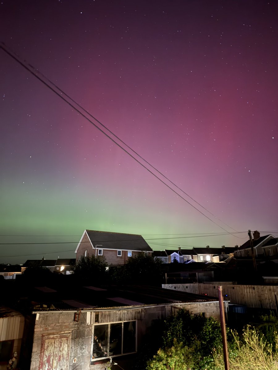 gareth1305's tweet photo. #NorthernLights over Llanelli tonight https://t.co/FWPHWd5Y5S