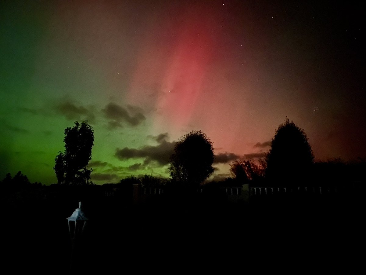 OrlaOC_98's tweet photo. Northern Lights in Co.Kerry tonight ❤️ https://t.co/Wv1TMIwm93