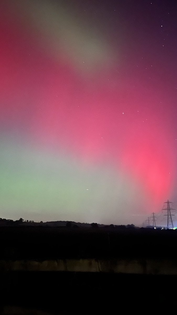 Timuslloyd's tweet image. From the end of my road. Wow!  #northernlights #aurora #england #bedfordshire #bidwellwest