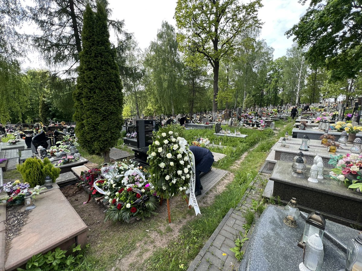 Deeteem1's tweet image. My father's dying of a stress-induced heart attack at 64 triggered my midlife crisis. I realized I was following his path of hard, selfless work for my family but saw the end result. I decided to liquidate my life and retire early, going back to Poland to give my kids a better…