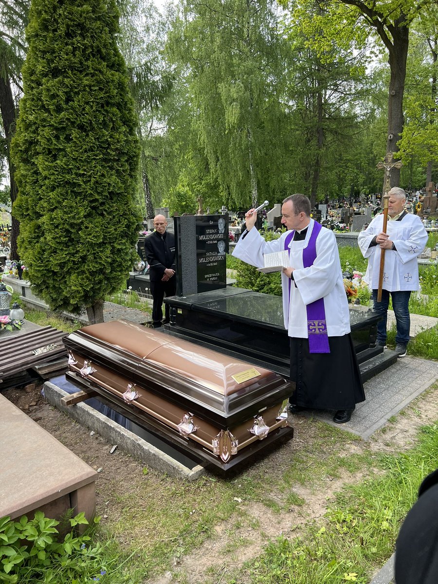 Deeteem1's tweet image. My father's dying of a stress-induced heart attack at 64 triggered my midlife crisis. I realized I was following his path of hard, selfless work for my family but saw the end result. I decided to liquidate my life and retire early, going back to Poland to give my kids a better…