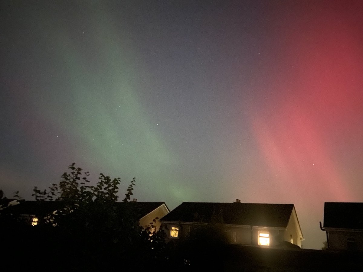 dave_pyro's tweet photo. Northern lights in Leixlip https://t.co/l5cGyEbxPJ