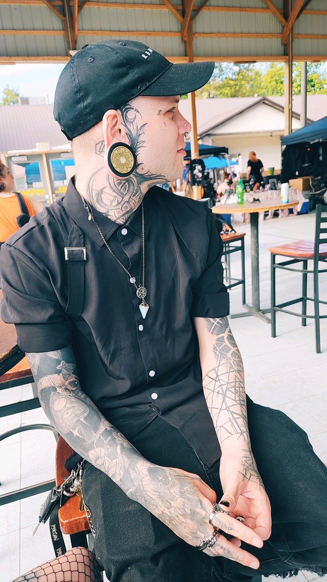 plugz_'s tweet image. I rarely use twitter anymore so hi 🦇 maybe one day I’ll start streaming again but right now life is great, music will be coming eventually after everything stops being crazy and yea idk hi 🦇