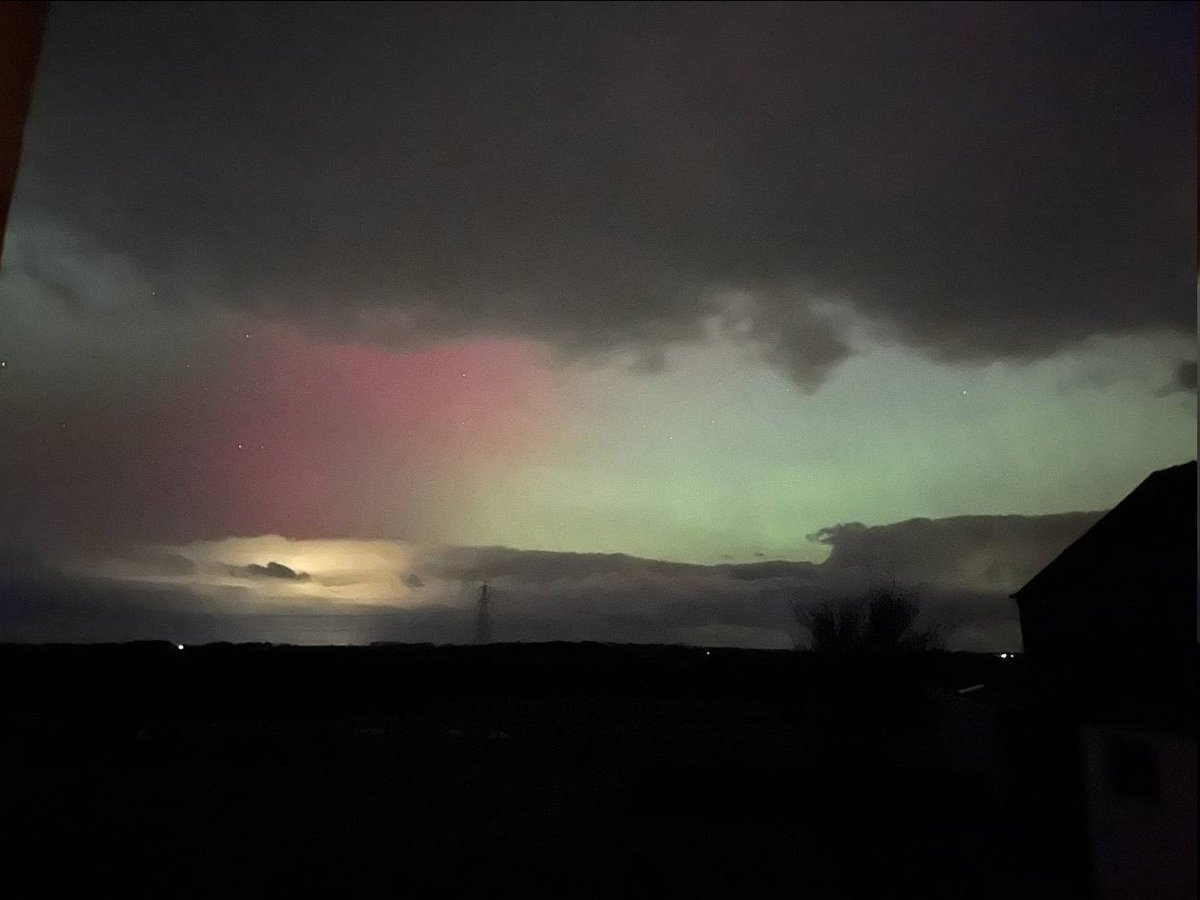 cinnamonvector's tweet image. My phone doing some heavy lifting to make the aurora visible tonight. I couldn't see it at all with my eyes.