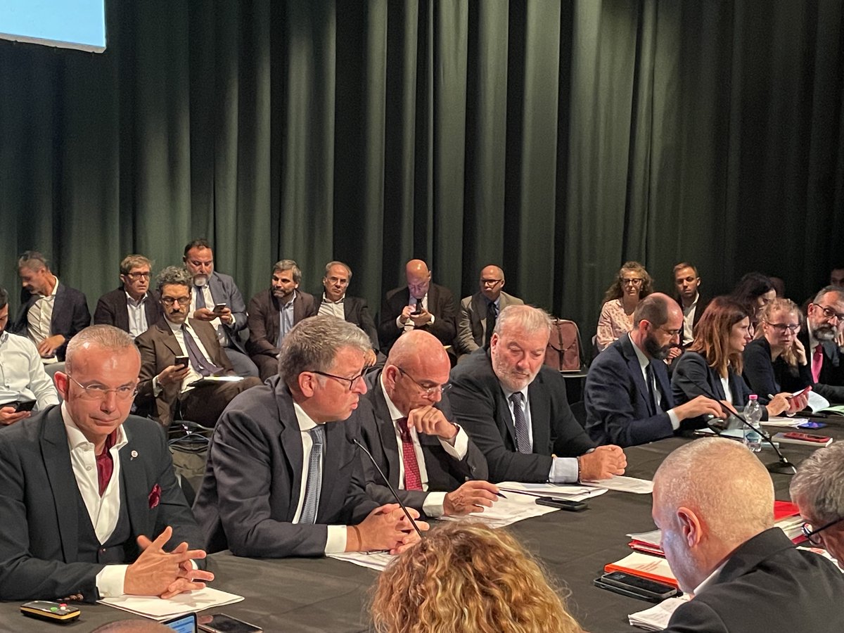 Federmeccanica's tweet photo. 📍Il 10 Ottobre, presso l'@AuditoriumdelMa, si è svolto un nuovo incontro tra #Federmeccanica #Assistal e #FIM #FIOM #UILM per il rinnovo del #ccnlmetalmeccanici 5 febbraio 2021. 

🔎 #Federmeccanica e @assistal hanno illustrato la loro proposta:

➡️ Più distribuzione della ricchezza, dove viene prodotta e dopo che è stata prodotta.

➡️Più disponibilità finanziaria per le persone, anticipando competenze e valorizzando la continuità professionale.

➡️Più assistenza sanitaria integrativa per le fasce più deboli.

➡️Più risorse per la non autosufficienza lungo tutta la vita.

➡️Più previdenza complementare per tutti i lavoratori e ancora di più per neoassunti giovani e donne.

➡️Più flexible benefits con valore sociale e ambientale.

➡️Più occupazione femminile e Più personale femminile nei livelli direttivi.

➡️Più formazione con valore sociale.

➡️Più risorse e Più strumenti per l’ occupabilità dei lavoratori a termine.

➡️Più Sicurezza sul Lavoro in tutte le aziende grandi e piccole.

➡️Più conciliazione vita lavoro.

➡️Più partecipazione e Più coinvolgimento.

➡️Più trasparenza negli appalti.

Qui la nota stampa completa: https://t.co/Z5fspQQLaU

La proposta completa: https://t.co/ks9MUd8vV5

#RinnovamentoContinua