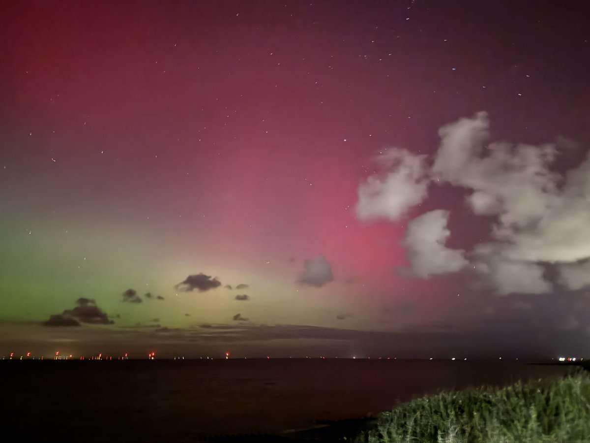 MikeM67's tweet image. Aurora is easily visible with the naked eye now in Whitstable. Stunning views. #aurora #whitstable