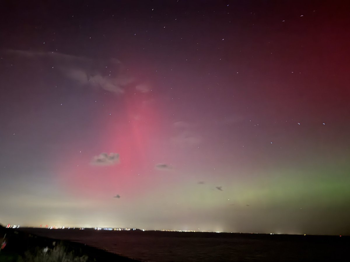 MikeM67's tweet image. Aurora is easily visible with the naked eye now in Whitstable. Stunning views. #aurora #whitstable