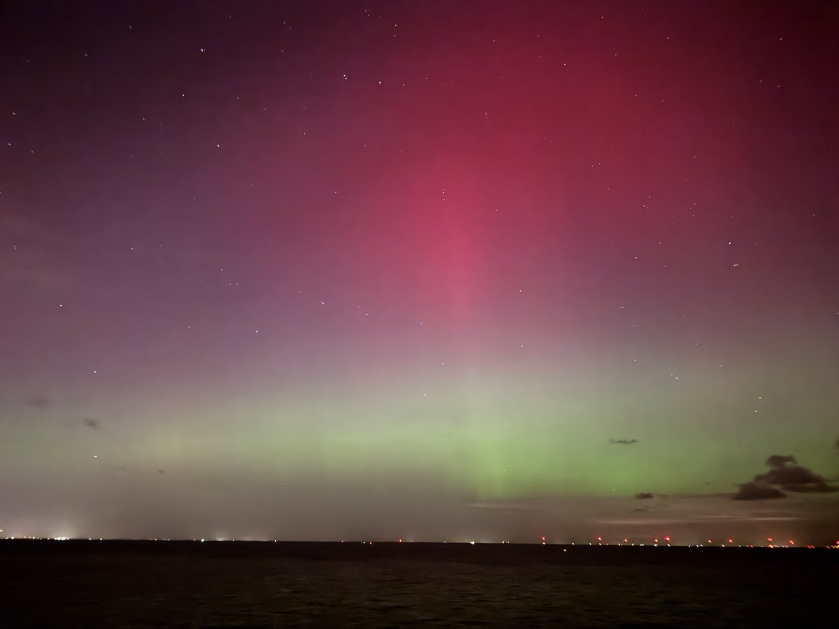 MikeM67's tweet image. Aurora is easily visible with the naked eye now in Whitstable. Stunning views. #aurora #whitstable