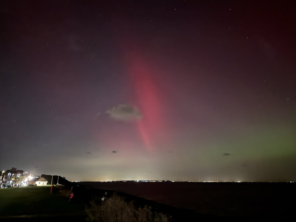 MikeM67's tweet image. Aurora is easily visible with the naked eye now in Whitstable. Stunning views. #aurora #whitstable