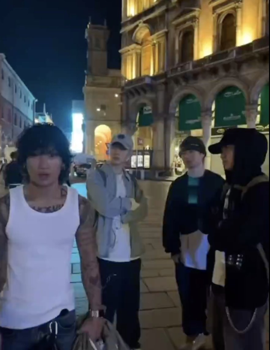 B_ID22's tweet photo. If you ran into these people. what will you do?
A run 😂
B avoid eye contact 😱
C give your wallet to them  😭
D ask for signature. 😊

 #비아이 #HANBIN #freakyboy
📷 https://t.co/xDhAIfd3Ts