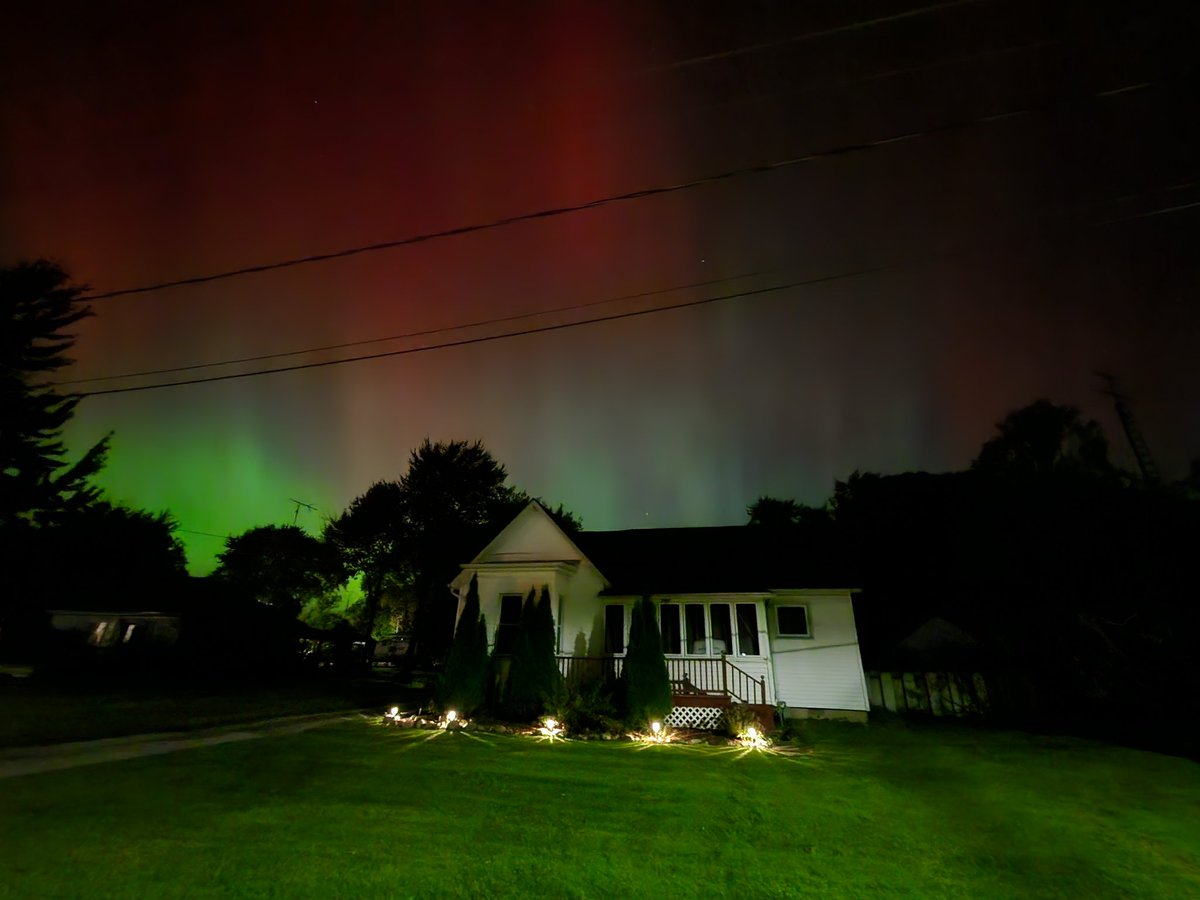 Never thought this would happen! So cool!! #nofilterneeded #northernlights #amazing #unforgettable #beautiful #homesweethome