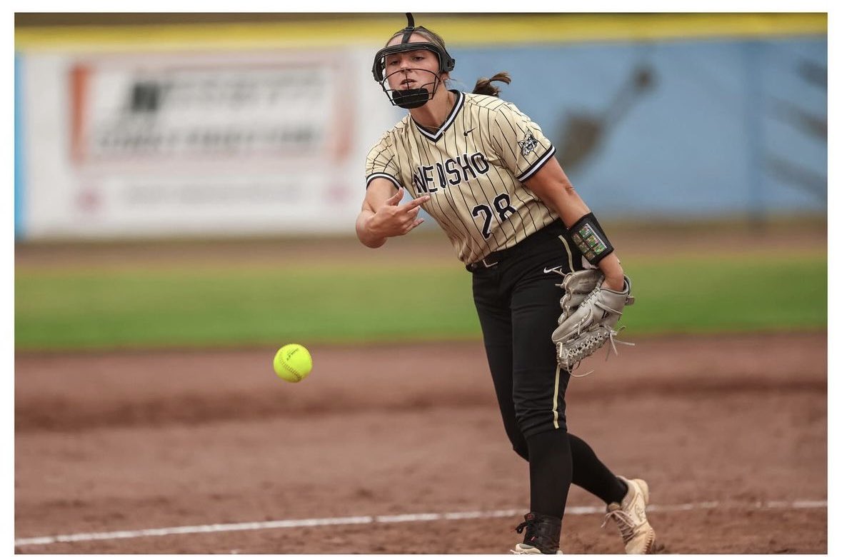 Carleigh Kinnaird needed 11 strikeouts to hit 500 career strikeouts. She finished with 14 in the game against Webb City. Neosho with the extra inning win 5-4 on Senior Night. 🐾🖤💛🥎