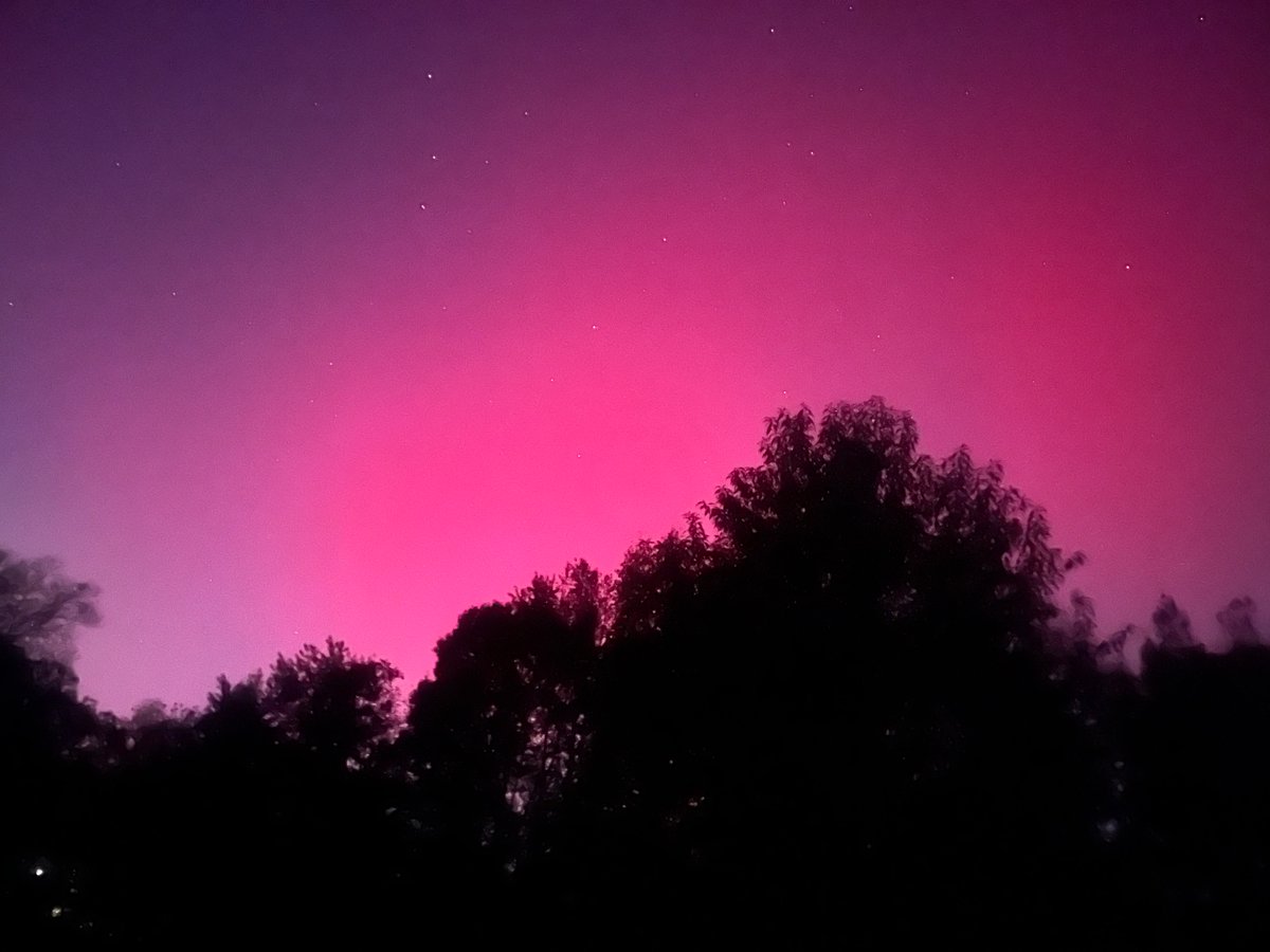 LDanielle94's tweet photo. #AuroraBorealisofKentucky https://t.co/4THSqkl4XD