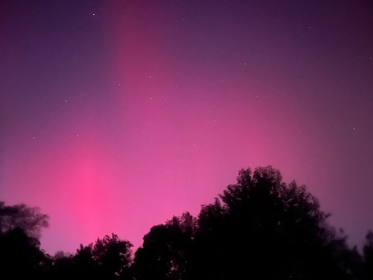 LDanielle94's tweet photo. #AuroraBorealisofKentucky https://t.co/4THSqkl4XD