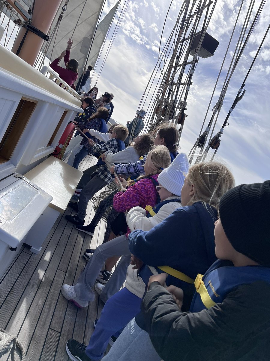 clstward1's tweet image. Working the lines, hoisting the sails! #4thgrade #GCC_Charters @EPIC_academics explores get their sea legs as they inquire into what early explorers might have experienced during the Golden Age of Exploration. @iborganization @gcc_jsample #GCCLevelUp Thank you  @CalloftheSea