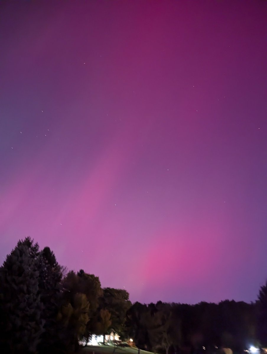 MoxyMissi's tweet photo. Aurora tonight! #roc https://t.co/BbWfHhuCH7