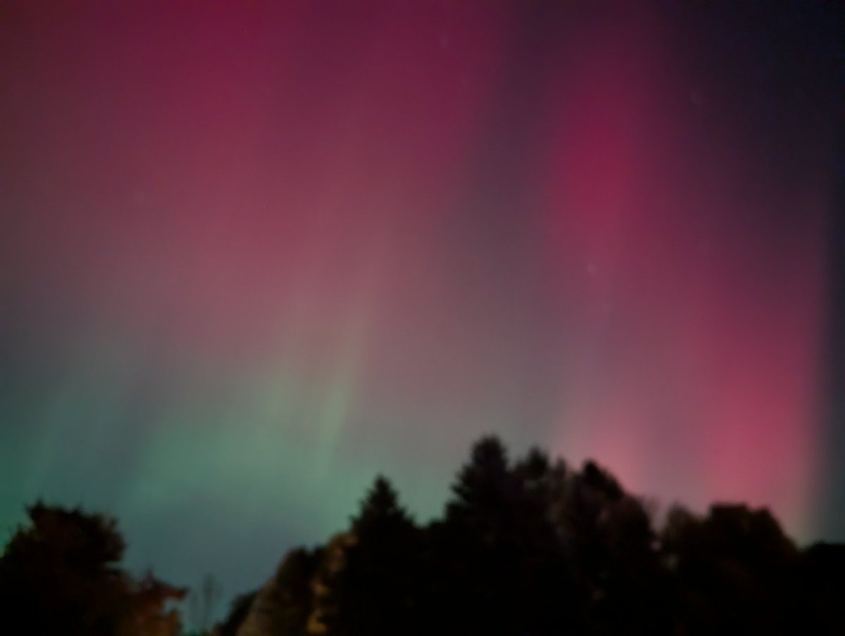 MoxyMissi's tweet photo. Aurora tonight! #roc https://t.co/BbWfHhuCH7