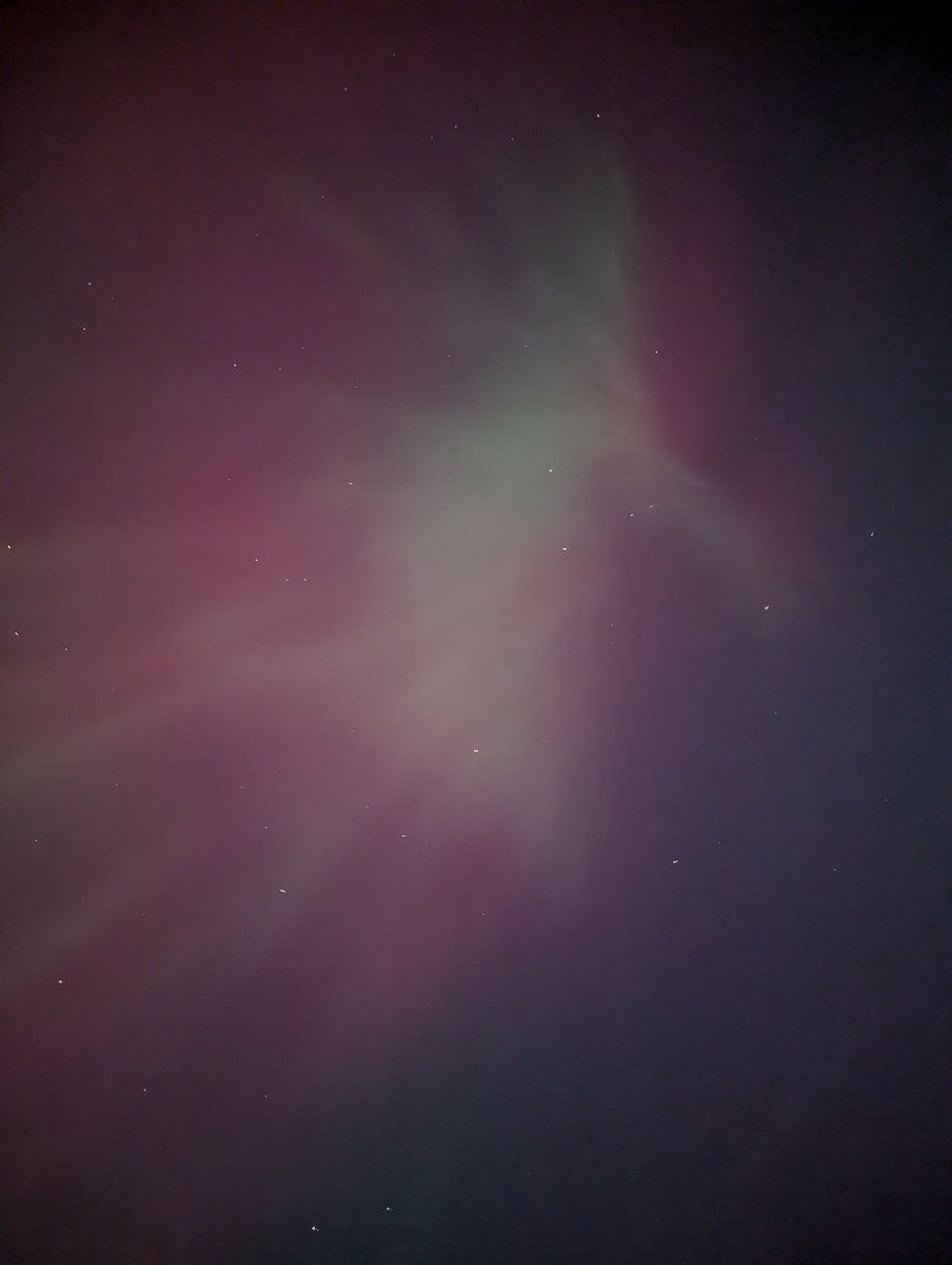 MoxyMissi's tweet photo. Aurora tonight! #roc https://t.co/BbWfHhuCH7