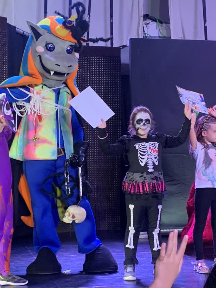 Vistiendo un disfraz de Halloween con araña y vampiro en el Magic Hall durante el concurso de disfraces de Halloween.

Nos vemos los sábados para nuestra merienda de miedo.🎃👻😈🔮🕷️🕸️🦄🍫🍬🍭🖤🦇🕯️🧛

#halloween #spooky #scary #halloweencostume 
<a href="/julilaalemana/">juli</a>