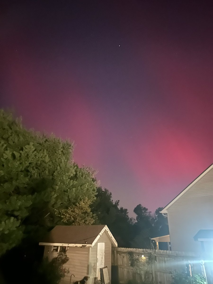 ashleybowling5's tweet photo. Northern lights south Lexington @Kentuckyweather https://t.co/BltKc7q3k3